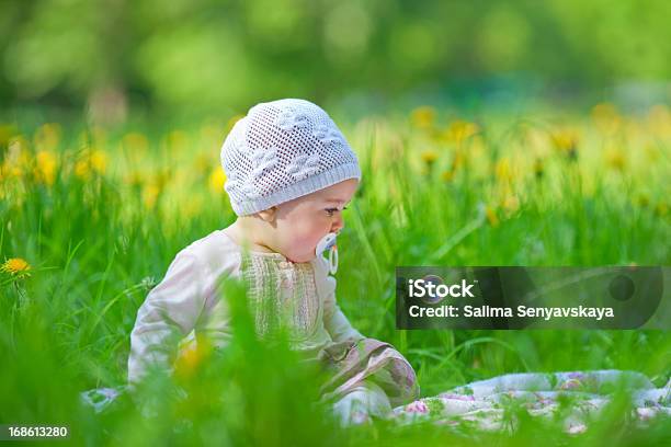 Retrato De Menina - Fotografias de stock e mais imagens de 6-11 meses - 6-11 meses, Ao Ar Livre, Bebé