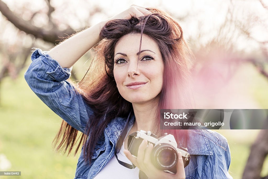 Mulher de fotógrafo em um parque - Royalty-free 20-24 Anos Foto de stock