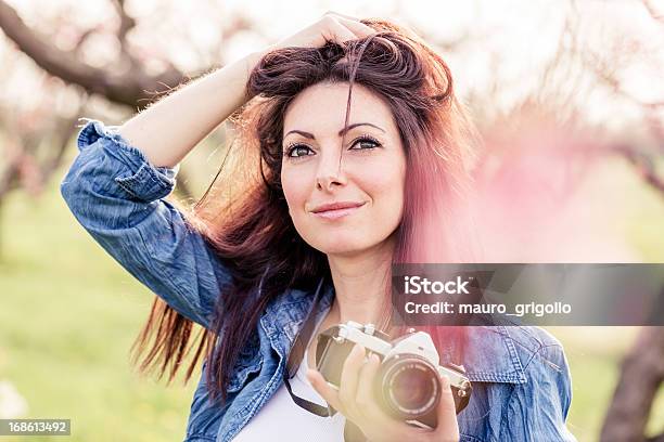 Mulher De Fotógrafo Em Um Parque - Fotografias de stock e mais imagens de 20-24 Anos - 20-24 Anos, 20-29 Anos, 25-29 Anos