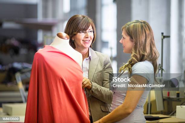 Diseñador De Moda Explicar Su Técnica Al Cliente Foto de stock y más banco de imágenes de 20 a 29 años - 20 a 29 años, 50-59 años, Adulto