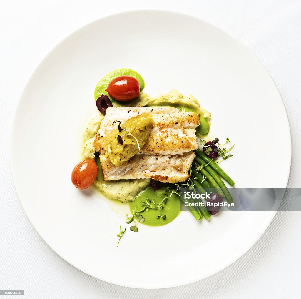Lenteja pescado a la parrilla con puré y verduras visto desde arriba - Foto de stock de Plato - Vajilla libre de derechos