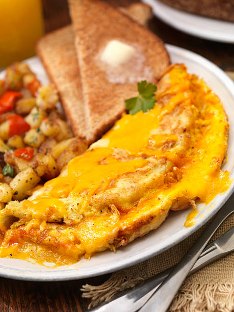 최고의 체다 치즈 오믈렛 - omelet food food and drink studio shot 뉴스 사진 이미지