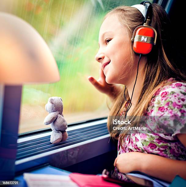 Dziewczynka Wygląda W Oknie - zdjęcia stockowe i więcej obrazów Pociąg - Pociąg, Okno, Pejzaże