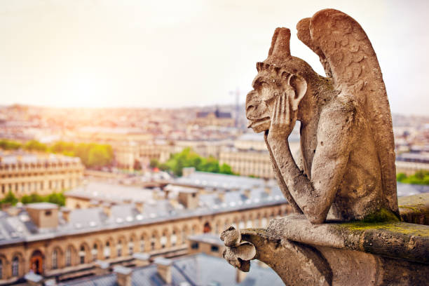 горгулья на notre-dame собор, франция - gargoyle notre dame paris france architecture стоковые фото и изображения