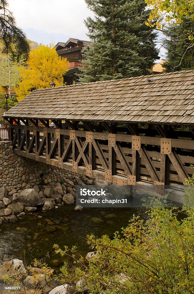 Vail puente cubierto en otoño - Foto de stock de Colorado libre de derechos