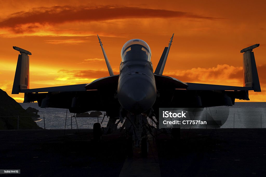 Avión de caza en Sunrise - Foto de stock de Avión de caza libre de derechos