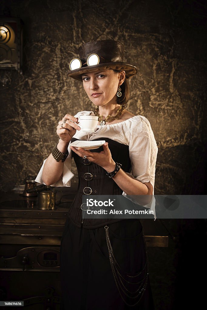 Bella donna in costume steampunk stile - Foto stock royalty-free di Abbigliamento