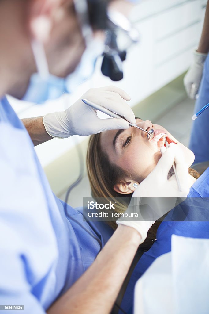 Dentiste contrôle patient de dents femme - Photo de Dentiste libre de droits