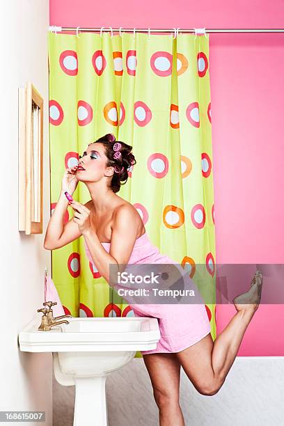 Auftragen Von Makeup Im Badezimmer Humor Stockfoto und mehr Bilder von Badewanne - Badewanne, Bathroom, Vorhang