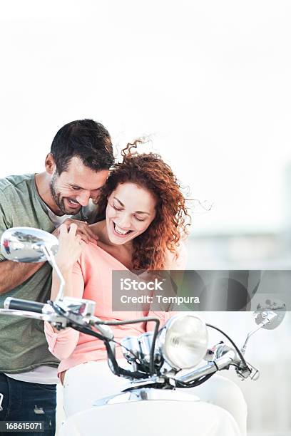 Photo libre de droit de Espagnole Jeune Couple Avec Une Moto Et Vélo Dernier Cri À Barcelone banque d'images et plus d'images libres de droit de 25-29 ans