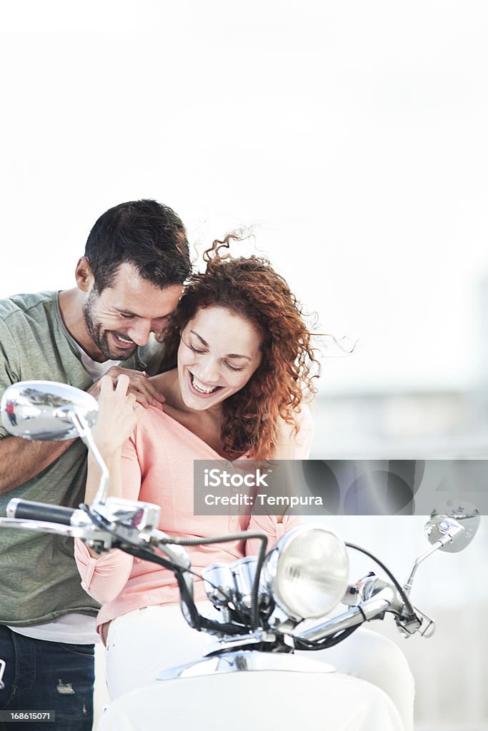 Giovane coppia spagnola con una moto e bycicle a Barcellona. - Foto stock royalty-free di 25-29 anni