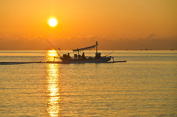 jukung of fisherman in bali en sunrise - junkung fotografías e imágenes de stock