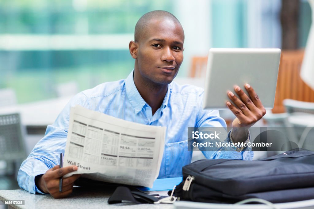 Stock market Analista de retrato con tableta al aire libre - Foto de stock de Canadá libre de derechos