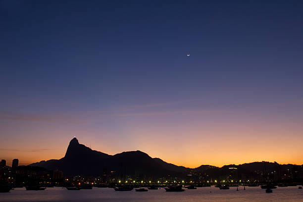 rio de janeiro a la ciudad - christ the redeemer rio de janeiro city urban scene fotografías e imágenes de stock