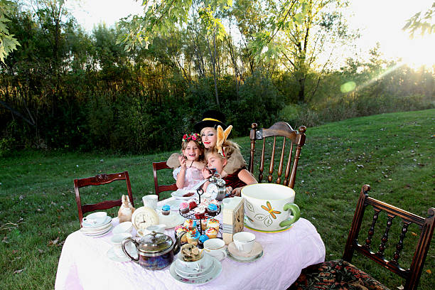 alice no país das maravilhas festa de chá - bizarre hatter alice in wonderland tea party imagens e fotografias de stock