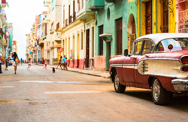 calle en la habana, cuba con vitage estadounidense de automóviles - havana fotografías e imágenes de stock