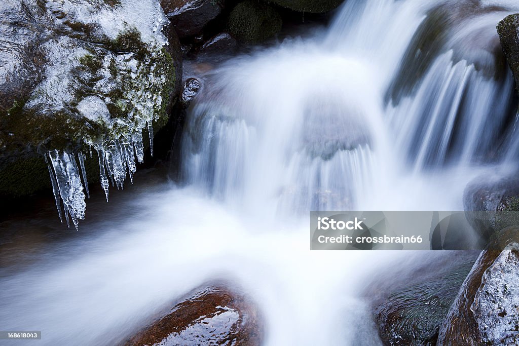Wasser fließt über Steine im winter mit icicles - Lizenzfrei Bach Stock-Foto