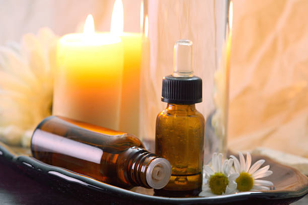 médecine alternative - bougie et huile essentielle spa photos et images de collection