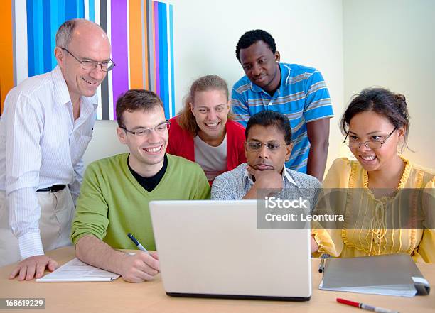 Laptop Pracy - zdjęcia stockowe i więcej obrazów Człowiek dojrzały - Człowiek dojrzały, Dojrzały student, Wykształcenie