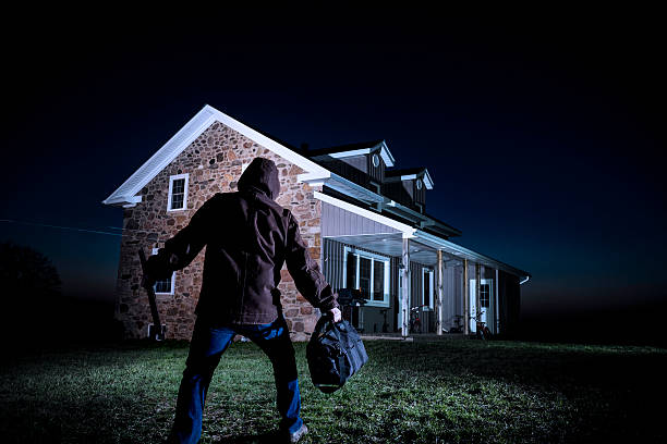 scassinatore esterno di una casa di notte - burglary thief fear burglar foto e immagini stock