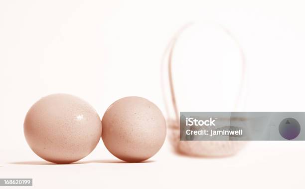 Zwei Eier Mit Korb Isoliert Auf Weiss Stockfoto und mehr Bilder von Berühren - Berühren, Ei, Fotografie