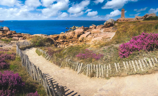 panoramiczny widok na latarnię morską ploumanach, bretania, cote de granite rose, francja. - cote de azure zdjęcia i obrazy z banku zdjęć