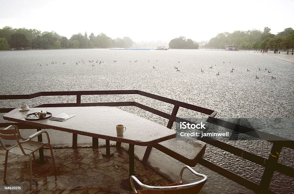 Pluvieux le déjeuner, avec vue sur le lac - Photo de Restaurant sur l'eau libre de droits