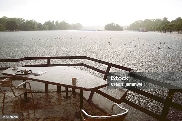 Photo libre de droit de Pluvieux Le Déjeuner Avec Vue Sur Le Lac banque d'images et plus d'images libres de droit de Restaurant sur l'eau - Restaurant sur l'eau, Londres, Pluie