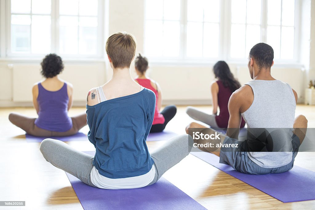 Groupe de personnes de faire du yoga position du lotus - Photo de Activité de loisirs libre de droits