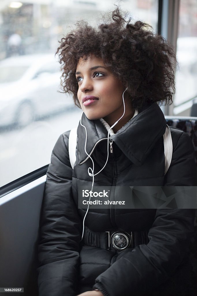 Jovem Menina Ouvindo música em transportes públicos - Royalty-free Auscultador - Equipamento Áudio Foto de stock