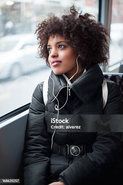 Jovem Menina Ouvindo Música Em Transportes Públicos - Fotografias de stock e mais imagens de Auscultador - Equipamento Áudio