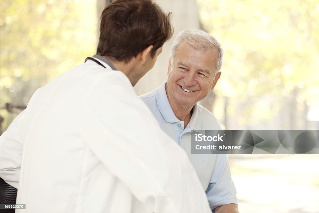 Arzt im Gespräch mit einem Patienten im Krankenhaus - Lizenzfrei Arzt Stock-Foto