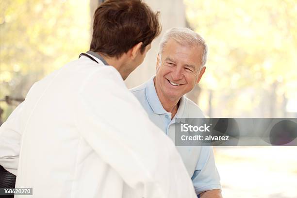 Arzt Im Gespräch Mit Einem Patienten Im Krankenhaus Stockfoto und mehr Bilder von Arzt