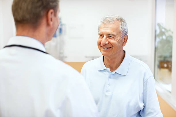 medico, parlando con un paziente in ospedale - hhpm26 foto e immagini stock