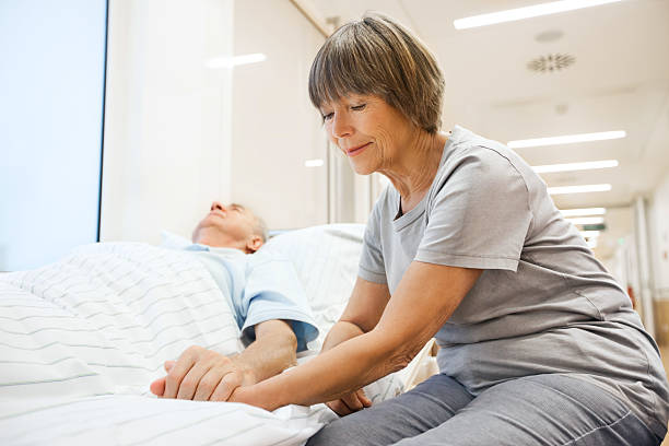 senior doente o cuidado de por sua esposa - hhpm27 imagens e fotografias de stock