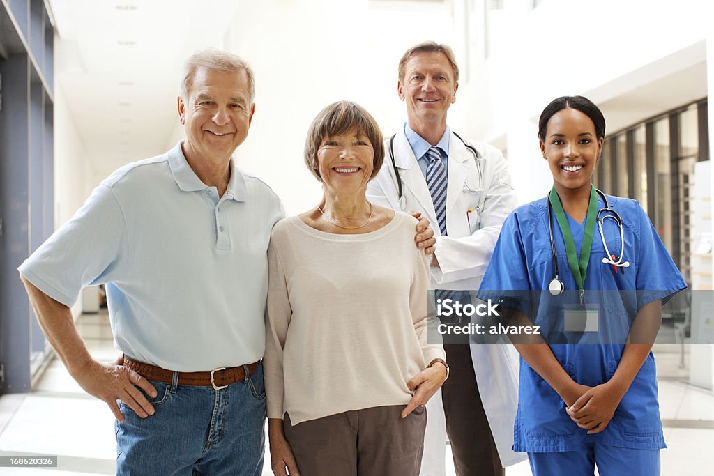 Sênior casal com hospital equipe - Foto de stock de 70 anos royalty-free