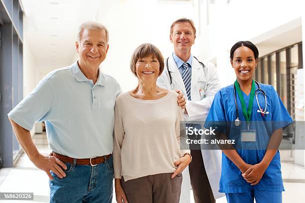 Foto de Sênior Casal Com Hospital Equipe e mais fotos de stock de 70 anos - 70 anos, Adulto, Afro-americano