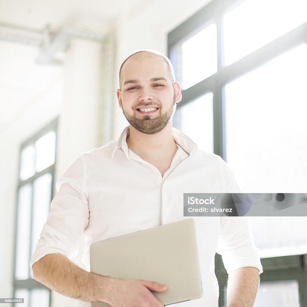 Retrato de un joven hombre orgulloso - Foto de stock de Adulto libre de derechos