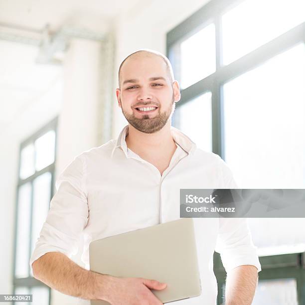 Retrato De Un Joven Hombre Orgulloso Foto de stock y más banco de imágenes de Adulto - Adulto, Adulto joven, Alegre