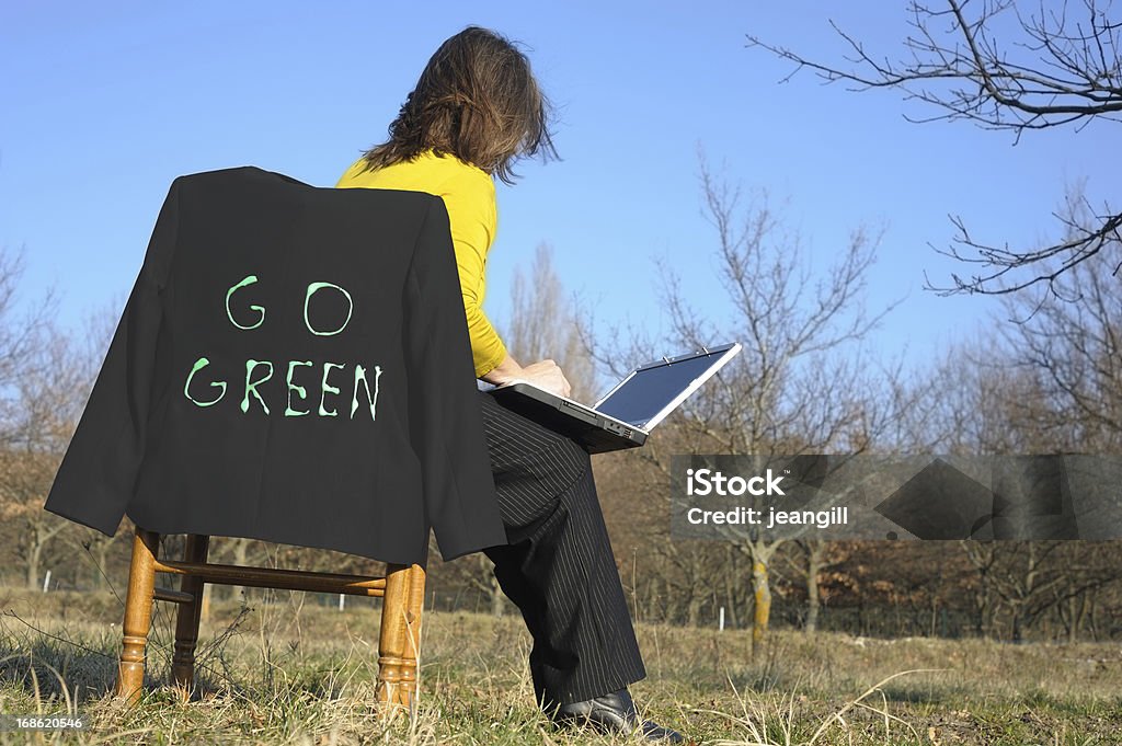 Biznesmenka Idź zielone pojęcie - Zbiór zdjęć royalty-free (Biznes)