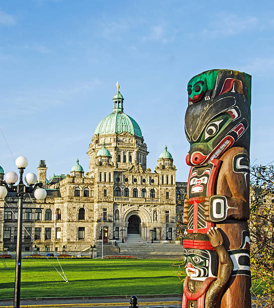 Parliament Building in Victoria, British Columbia Parliament Building in Victoria, British Columbia, A hand made aboriginal totem pole depicting bears is across the street from the grounds. victoria canada stock pictures, royalty-free photos & images