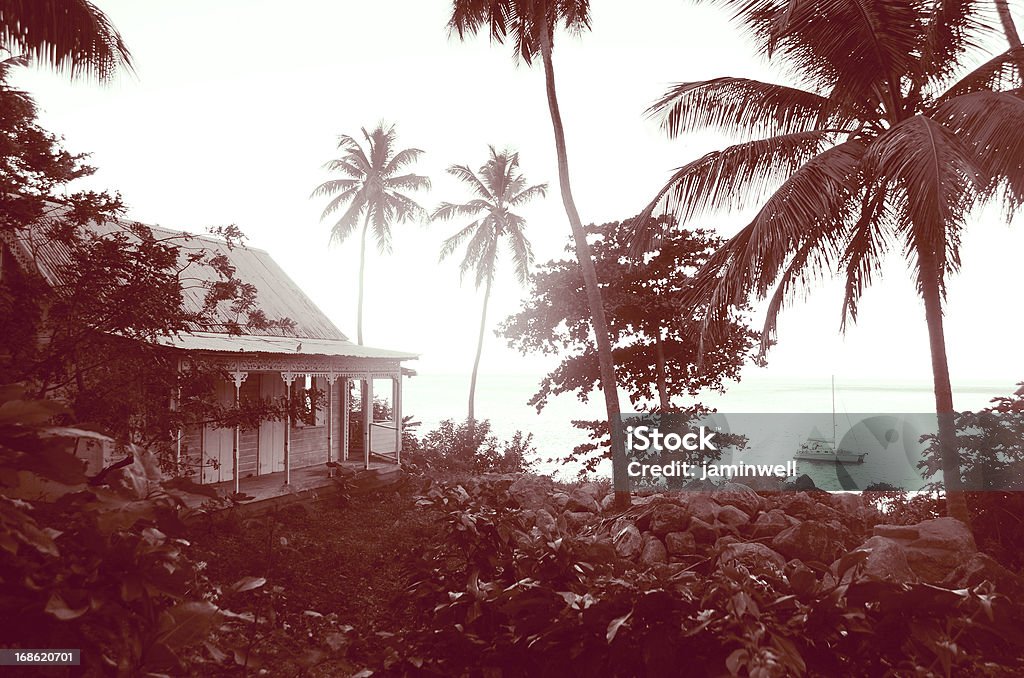 Viejo estilo casa cerca de la costa del mar - Foto de stock de Aire libre libre de derechos