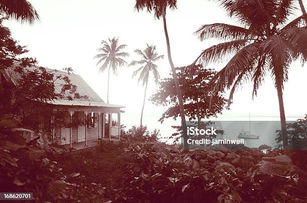 Viejo Estilo Casa Cerca De La Costa Del Mar Foto de stock y más banco de imágenes de Aire libre - Aire libre, Antillas occidentales, Arquitectura