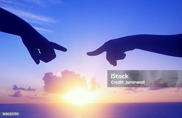 Foto de Perspectiva Do Futuro Duas Mão Apontando Ao Pôrdosol e mais fotos de stock de Apontar - Sinal Manual