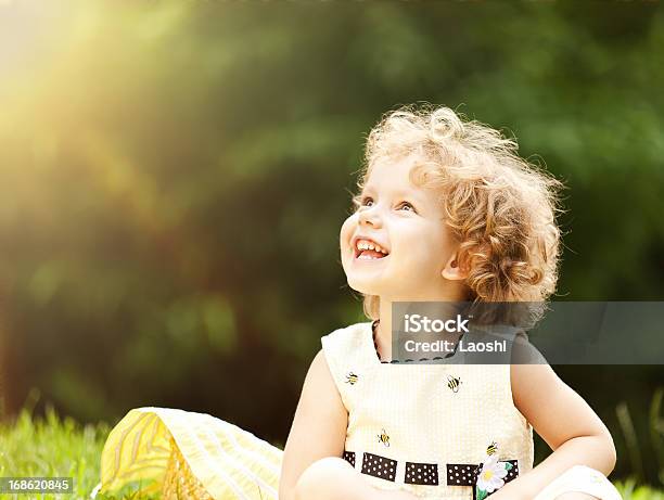 Linda Chica Foto de stock y más banco de imágenes de Niñas - Niñas, Rizado - Peinado, A la moda