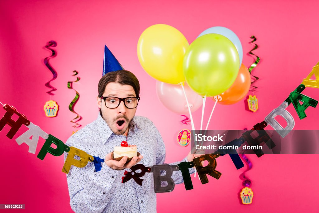 Surpreendido Nerd homem segurando presente e multicolored balões Feliz Aniversário! - Royalty-free Acontecimentos da Vida Foto de stock