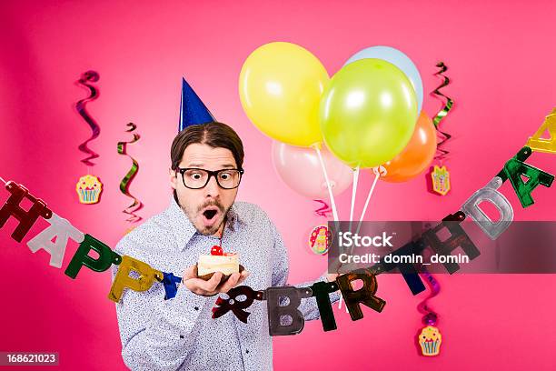Surpreendido Nerd Homem Segurando Presente E Multicolored Balões Feliz Aniversário - Fotografias de stock e mais imagens de Acontecimentos da Vida