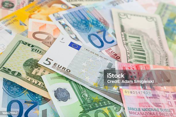 Photo libre de droit de Paiements En Espèces banque d'images et plus d'images libres de droit de Monnaie de l'Union Européenne - Monnaie de l'Union Européenne, Symbole de l'euro, Billet de dollars américains