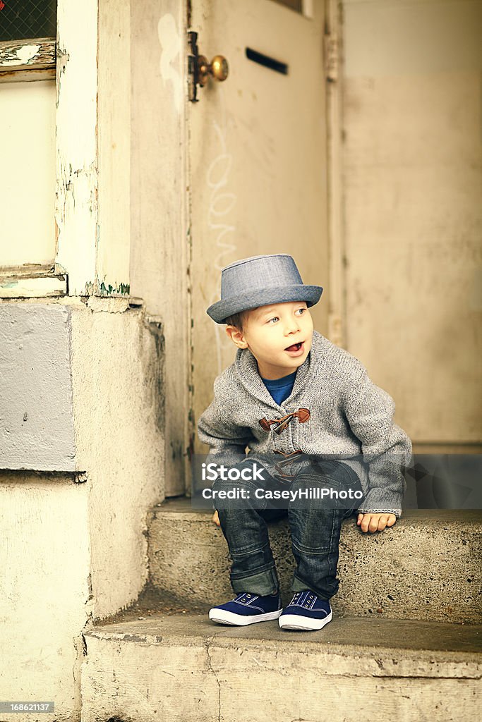 Petit garçon sur les marches - Photo de 2-3 ans libre de droits