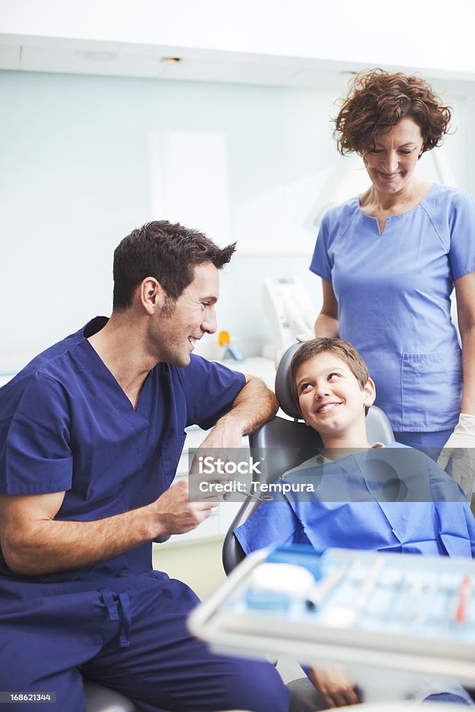 Dental heath Arzt mit jungen Patienten zu unterhalten. - Lizenzfrei Zahnarztpraxis Stock-Foto
